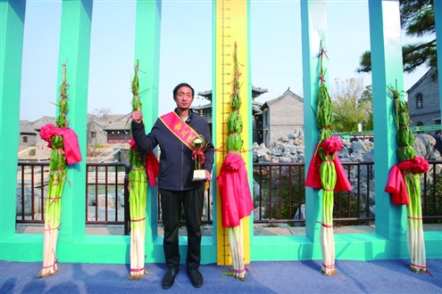 葱状元苗发勇和他的葱王,今年葱王身高2.27米